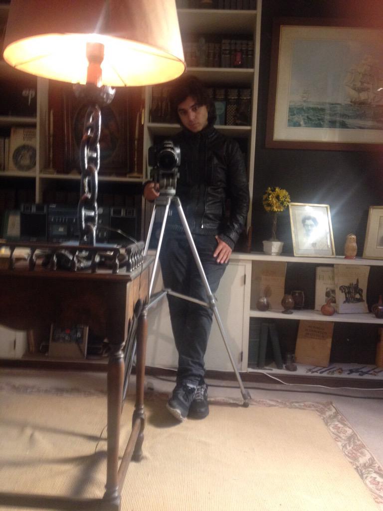 AlmasDeFuria's tweet photo. Cosas que pasan ahora mismo...

#Backstage @AlmasDeFuria #ARodarMiVida

Cc @estevezandrea @yotich @Alefioreok http://t.co/hStU7fk1eW