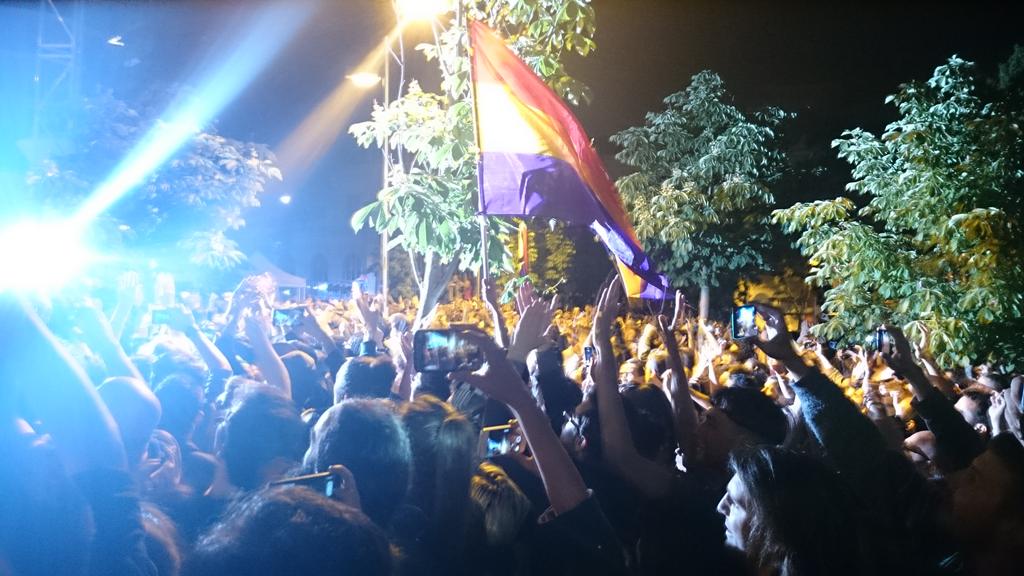 ElMundoEnVivo's tweet photo. Gritos y emoción en la intervención de Carmena  de Ahora Madrid #Españaentransito http://t.co/qAUx4lyvCn