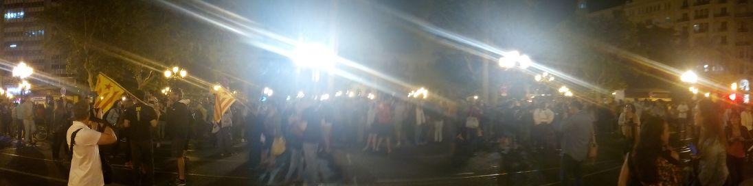 laccent's tweet photo. Ara mateix 2000 persones celebren la fi del règim de Rita Barberà a València. La @intifalla a #EleccionsPaisValencià! http://t.co/qLVp1B0Hnf
