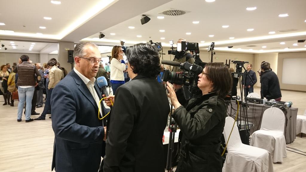 _navarrisimo's tweet photo. Enrique Maya atiende a los medios de comunicación http://t.co/xn5nMqhbf8