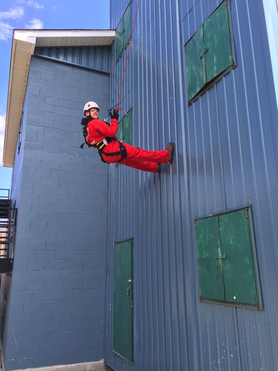 TechRopeRescue's tweet image. First time over the wall for this @MYSTVolFireDept Fire Fighter - Great work. @FES_GovNL #FireSchool #roperescue