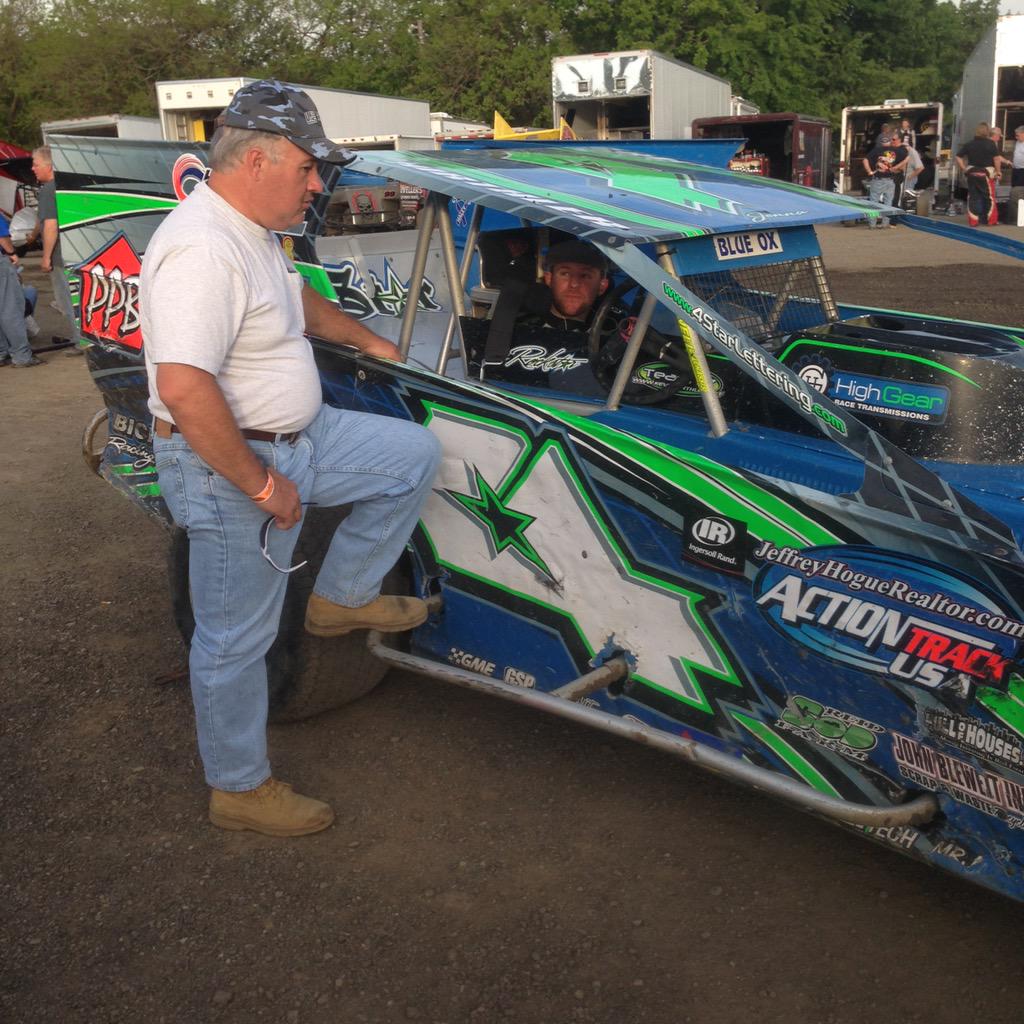 racegas17's tweet photo. Racing his own Blue Ox sportsman is driver Rockstar Brian Hirthler @TOTHRacing @gviewspeedway http://t.co/De0kshQHCY