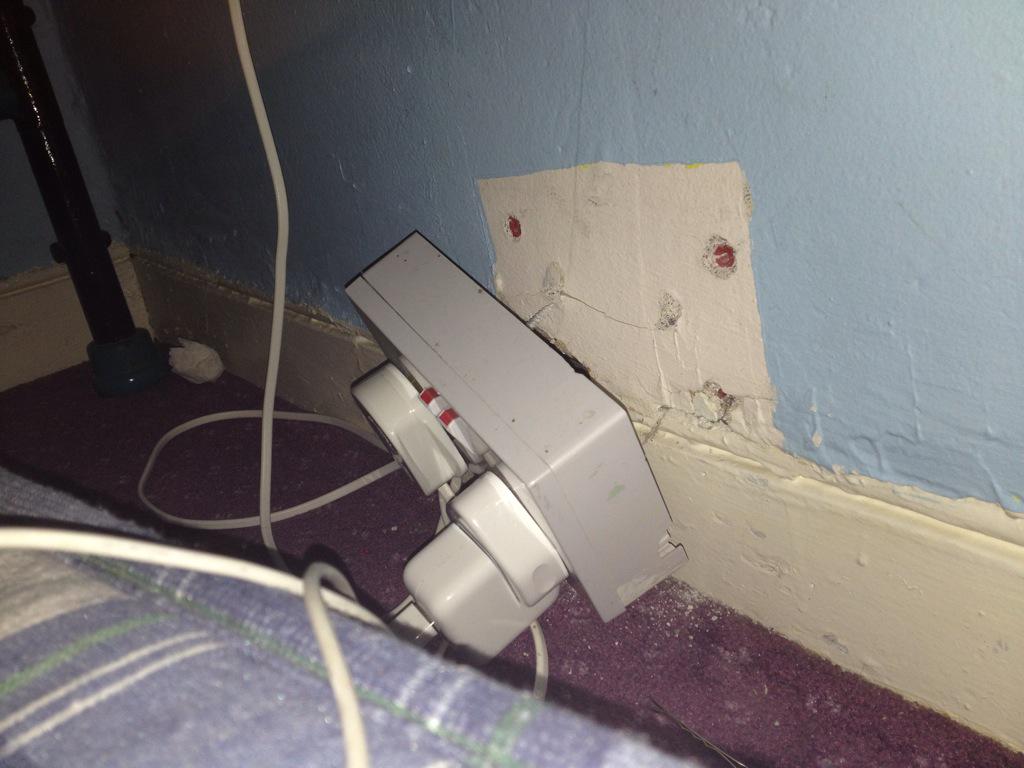 MariaCunnin7's tweet photo. To Apple, for making iphone chargers physically impossible to take out of sockets, you excel at making our lives easy http://t.co/QawWZxON8S