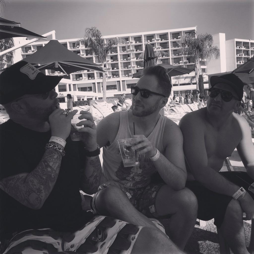 TedStryker's tweet photo. Please tell me whyyyyy.....Love running into @jeremypopoff in the desert 🎲🌴🌵🌟. #desertsprings #palmdesert #MousePack http://t.co/6D0TsBN9CL