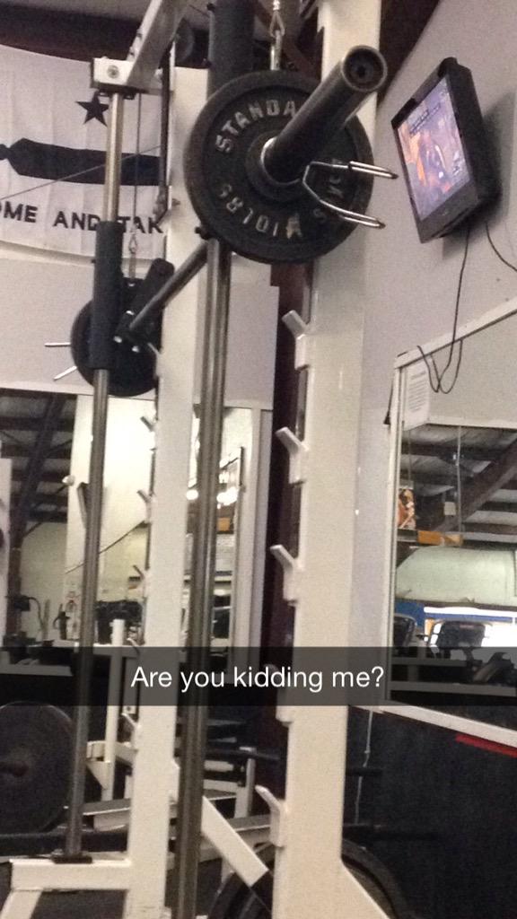 StereotypesGym's tweet photo. @BroScienceLife @DomMazzetti I think shes new.. #gymnoob http://t.co/Yklx2s0DgG