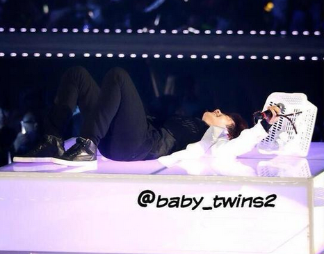 “chanbaek singing tender love in the dark”