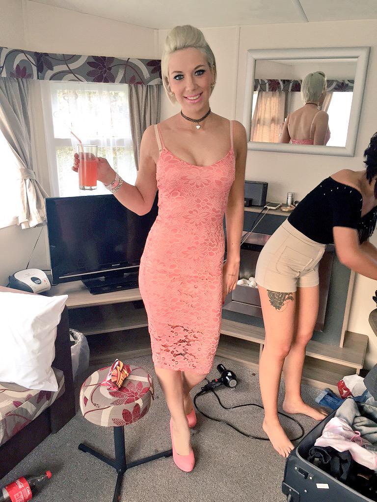 carajade2503's tweet photo. Newquay! #SameDressDifferentColour #Caravan #cocktail #ladsontour2015 http://t.co/zezoJWXaBJ
