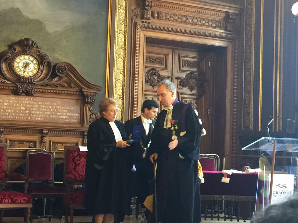 AndresReboll's tweet photo. Pdta #Bachelet recibe título "Doctorat Honoris Causa" de @SorbNouvelle a nombre del pueblo de Chile
@SorbonneParis3 http://t.co/GJW05GOLp2