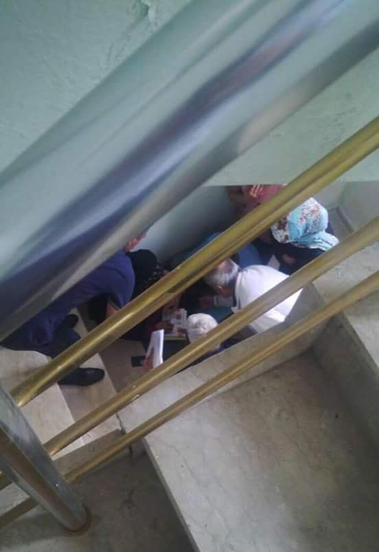 Mardin in nusaybin ilçesinde HDP merdiven altında toplu oy  basıyor.... yayın bu fotoğrafı..