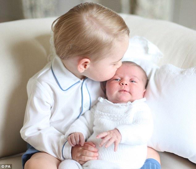 Could this be the cutest thing we have ever seen? We think so! #awwww #PrincessCharlotte #PrinceGeorge #adorable