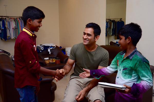 Kaaka Muttai kids met MS Dhoni in Mumbai