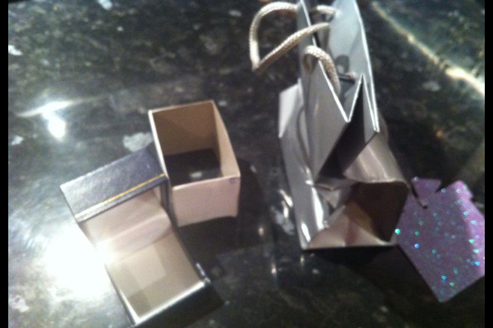 vicky_h75's tweet photo. So upset sent my best friend a 40th birthday gift through @myhermes the parcel arrived but jewelry in box missing 😰 http://t.co/Wqql1LP5xx