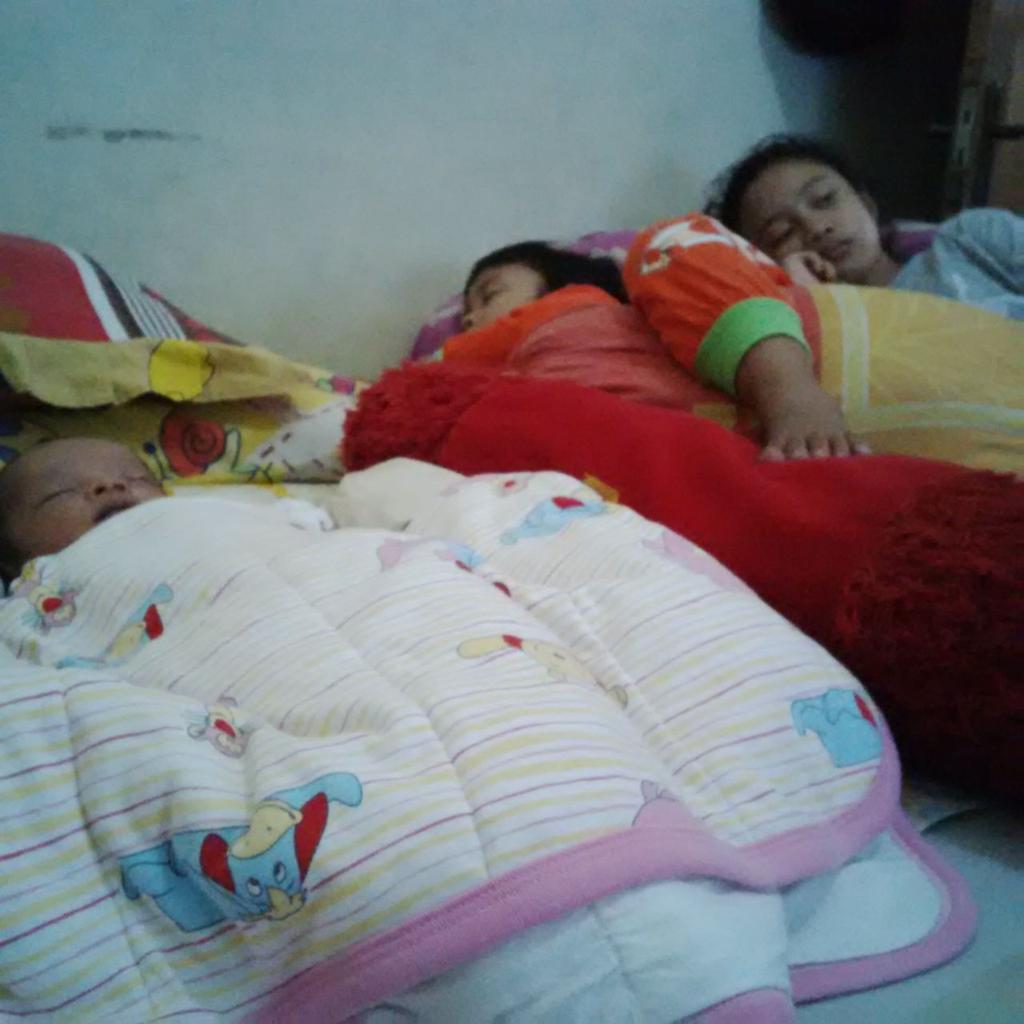 Coba tebak siapa yg di pojok itu?