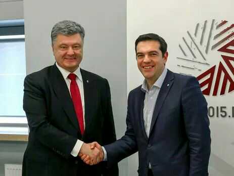 CCatSUA's tweet photo. El PM grec i líder de Syriza, Tsipras, donant la mà al terrorista internacional Poroshenko. Govern d'esquerres? http://t.co/5VkjlzjEXN