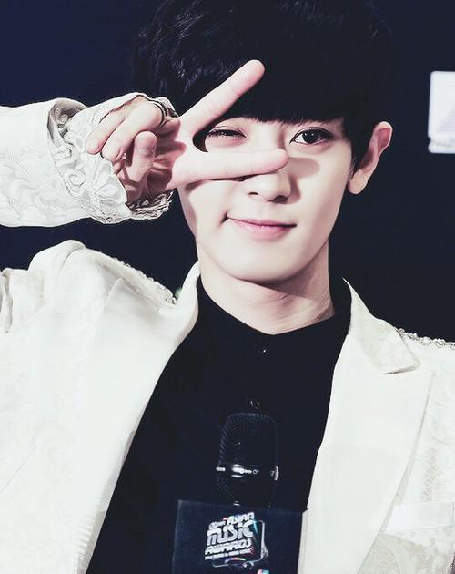 gabythalia99's tweet photo. Dijulukin "Happy Virus" selalu ceria,,walau skrg lg byk haters. sabar, Byk yg syg sama km lho! :D #ChanyeolWeLoveYou http://t.co/uM1Bp65Dju