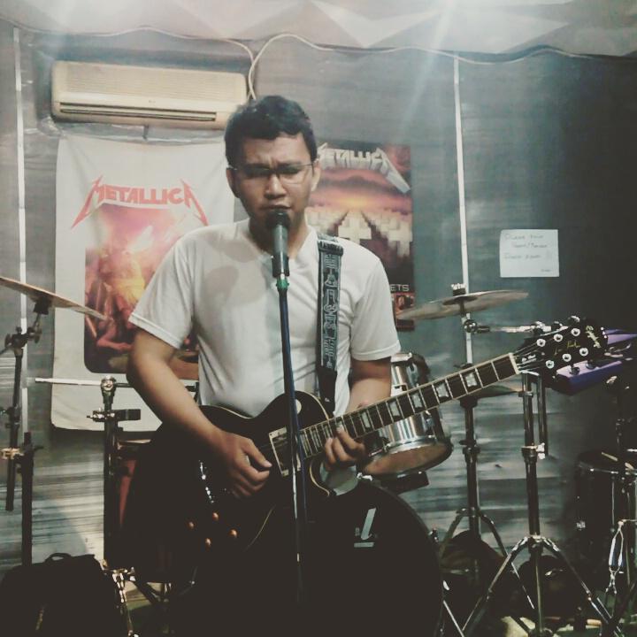 movingfans's tweet image. latihan nov sebelum rekaman #Nov #PrologLangit #latepost