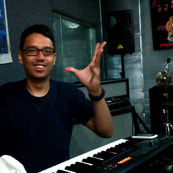 movingfans's tweet image. latihan nov sebelum rekaman #Nov #PrologLangit #latepost