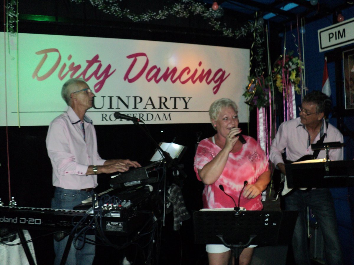 RobertRotterdam's tweet photo. De coverband..... Altijd de mooiste hits live gezongen en gespeeld. http://t.co/O2ABKPvnXc