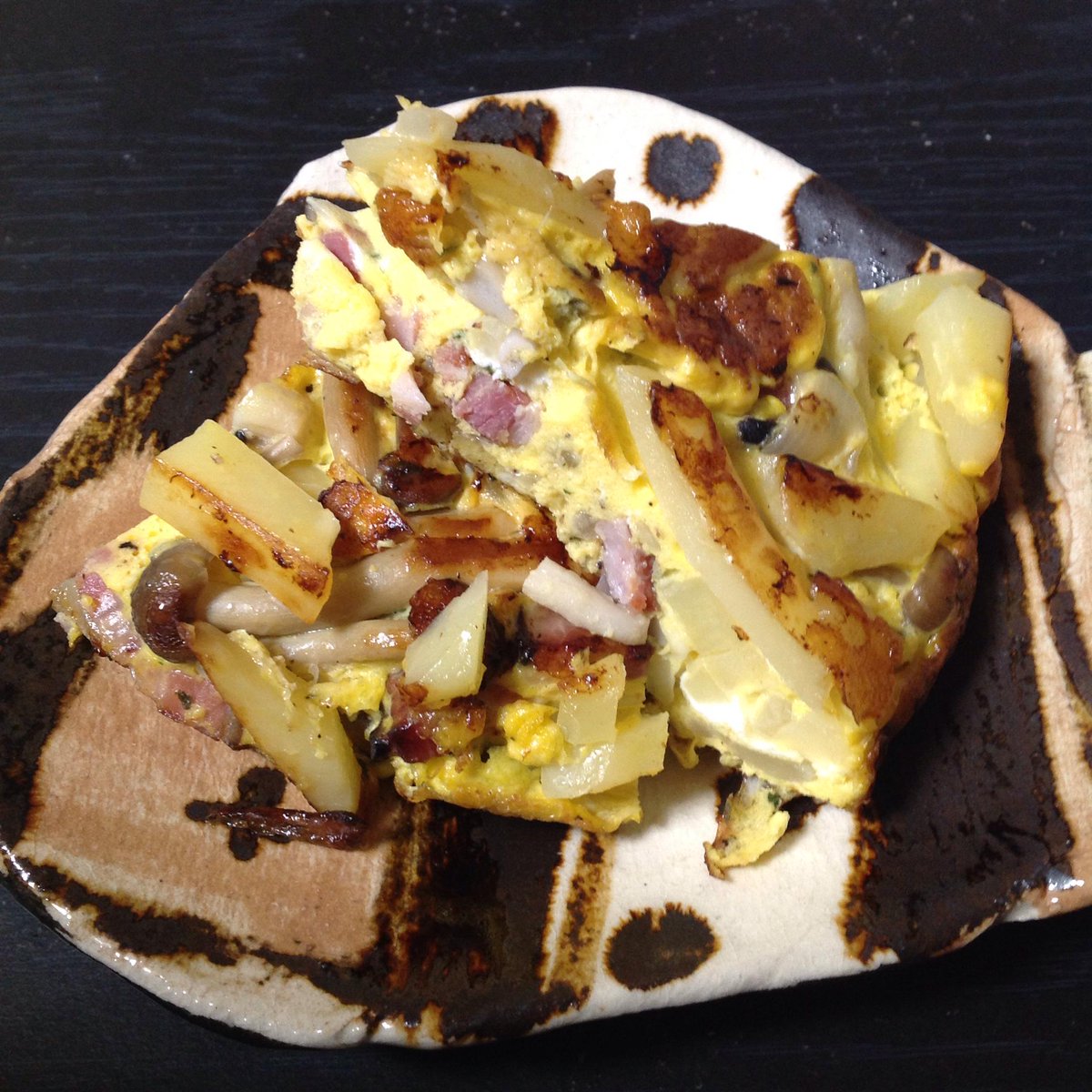 先日友人に頂いたスモークがすごく強いベーコンを使ってスパニッシュオムレツ！けど蓋しながらじっくり火を入れたので卵がプルプルしててキッシュ風になってる。ちょー美味い！