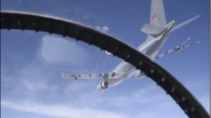 ARC_RCAF's tweet photo. 2 chasseurs #CF18 #Hornet décolent et se font ravitailler pendant l'#ExAMALGAMDART à #Inuvik du 25 mai -1 juin #ARC http://t.co/a8yoAKacMs