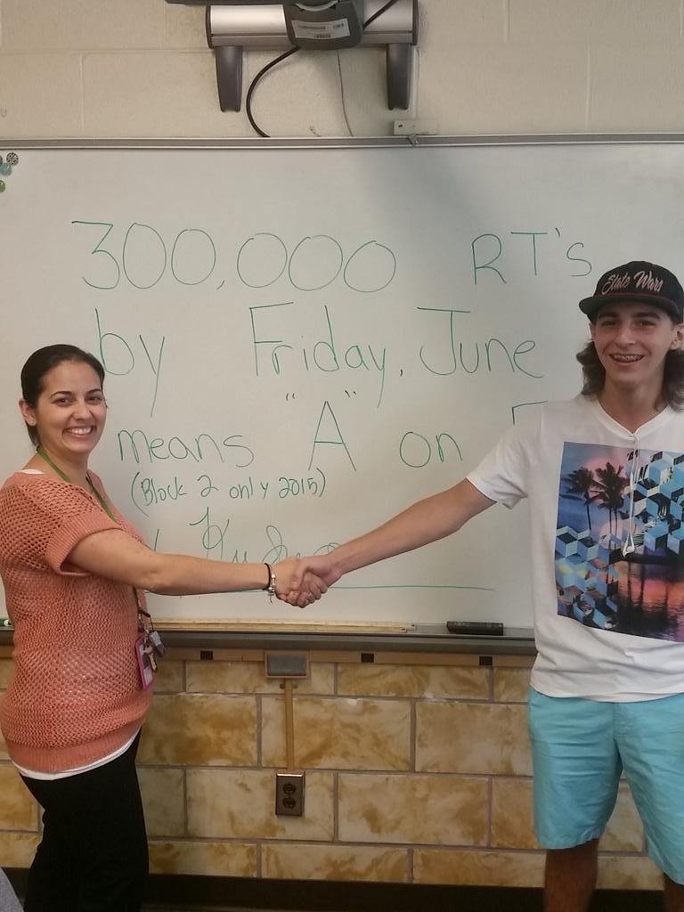 Even though I'm dying laughing, everyone retweet this so I don't have to take this final 😈