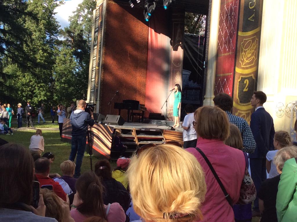 На торжественном концерте выступает актриса Нонна Гришаева