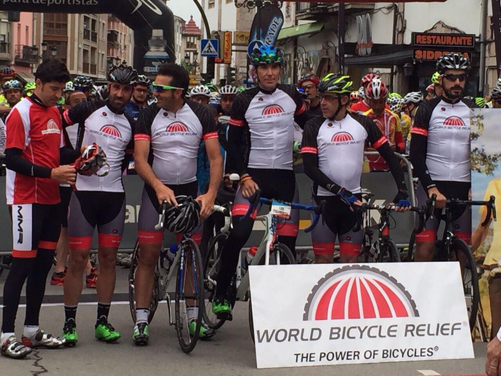 Hoy pedaleamos en la Clásica de los Lagos de Covadonga por una buena causa...gran día entre amigos!!!