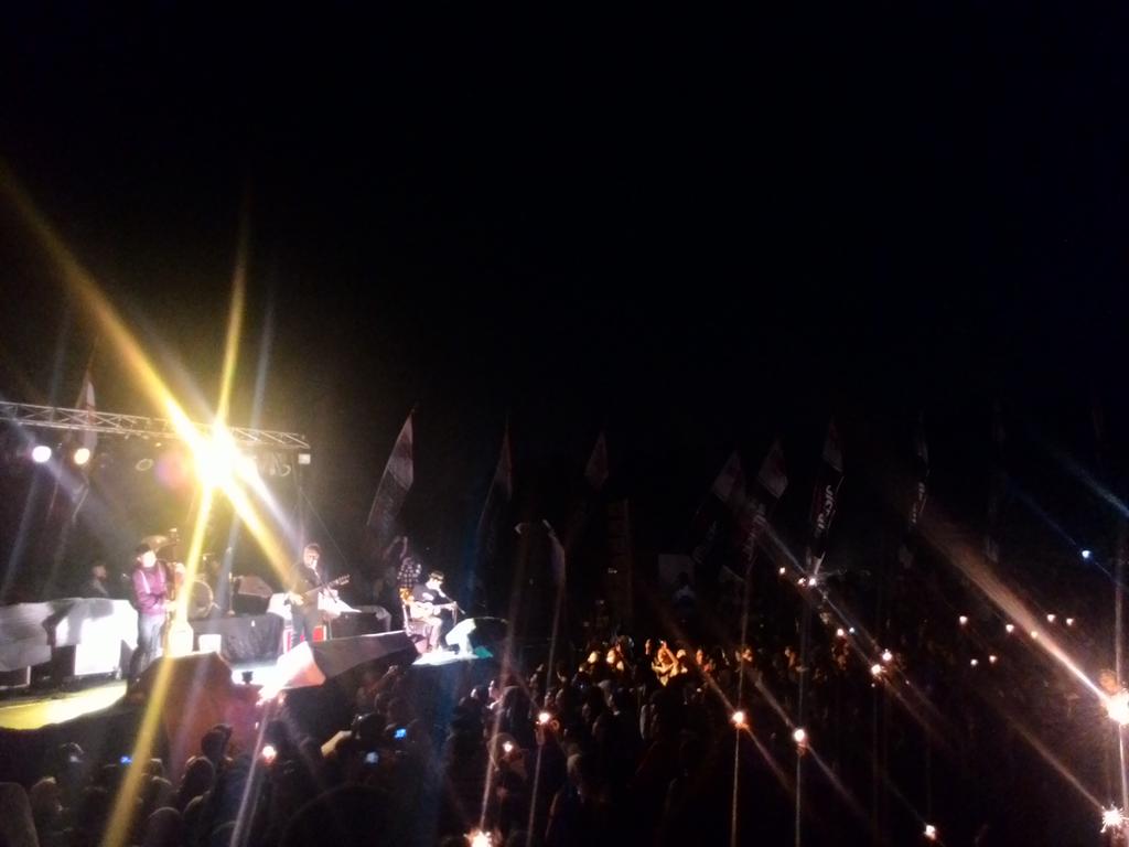 mahasiswamlg's tweet photo. Kejutan! Penonton nyalain kembang api~ | @forest__music w/ @payungteduh #ForestMusic2015 http://t.co/0f6Ja4Kv3i