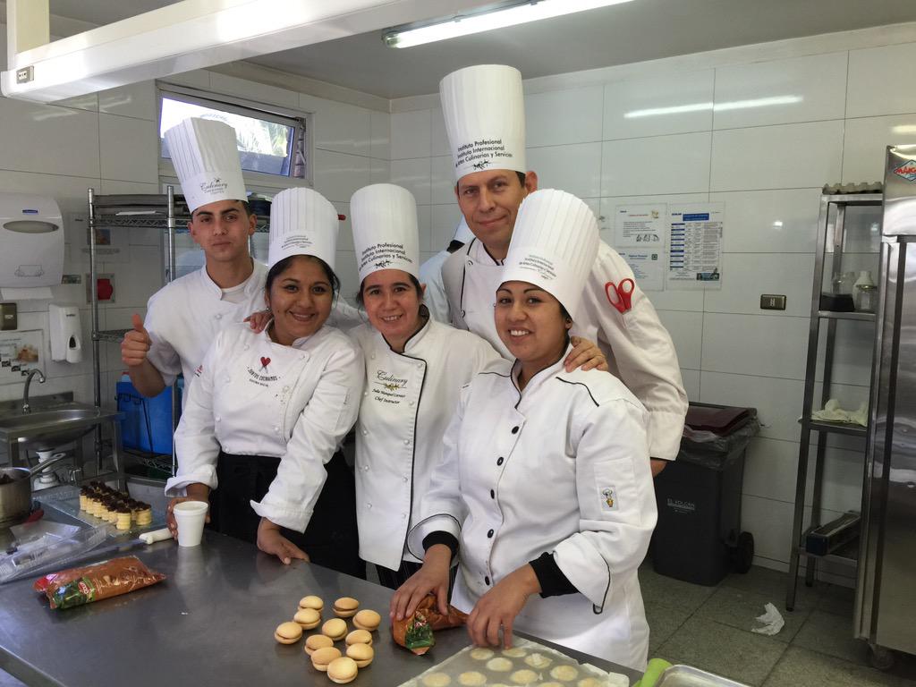 reposteriando's tweet photo. @chefjuanmorales Preparandonos primer Graduación alumnos @JCocinamos en @culinary_cl @ChefJulieM @karenpincus http://t.co/MNgXQUwBuX