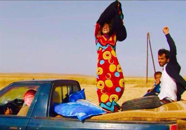 antonigr's tweet photo. Las mujeres que huyen del Estado Islámico se despojan de sus ropas negras como símbolo de liberación. Qué fotografía! http://t.co/HM3ob1YTFK