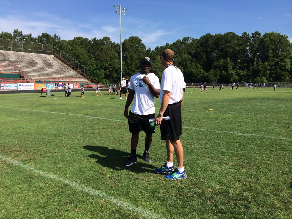 IamCourtJasmin's tweet photo. @DenardX hosted a football camp for kids today at #MandarinHS @ProCamps #TeamSideline http://t.co/AQ80bYZcnd