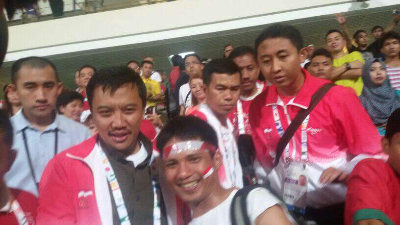 revolupssi's tweet photo. Kemarin kalah telak katanya krn salah Menpora. Skrg Menpora hadir, langsung menang telak. http://t.co/6AZUNJQKVb