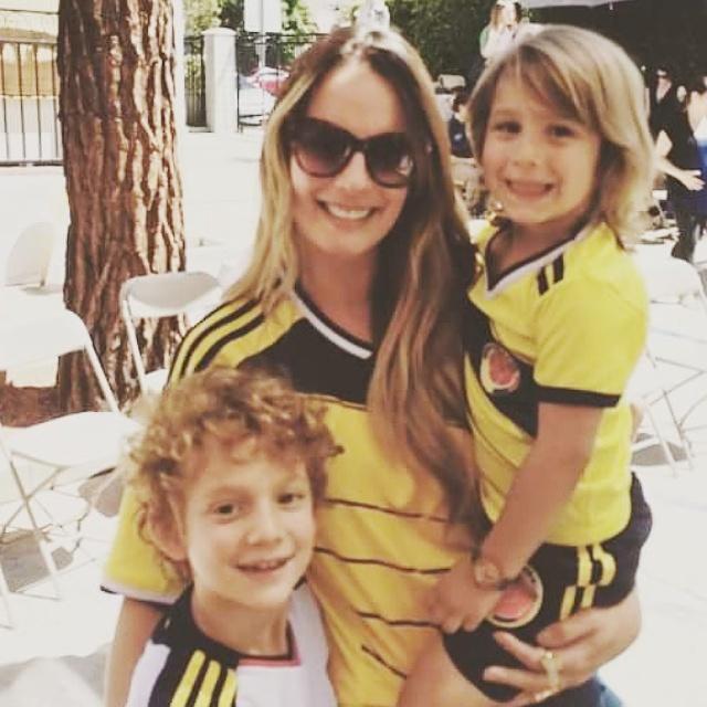 FClaudiaBahamon's tweet photo. Todo porque hoy juega 🇨🇴🇨🇴, fútbol, unión, familia, pasión.¡Vamos Mi Selección! 💚 @CLAUDIABAHAMON #SamuelB y #LucaB http://t.co/hqLj6UTTGu