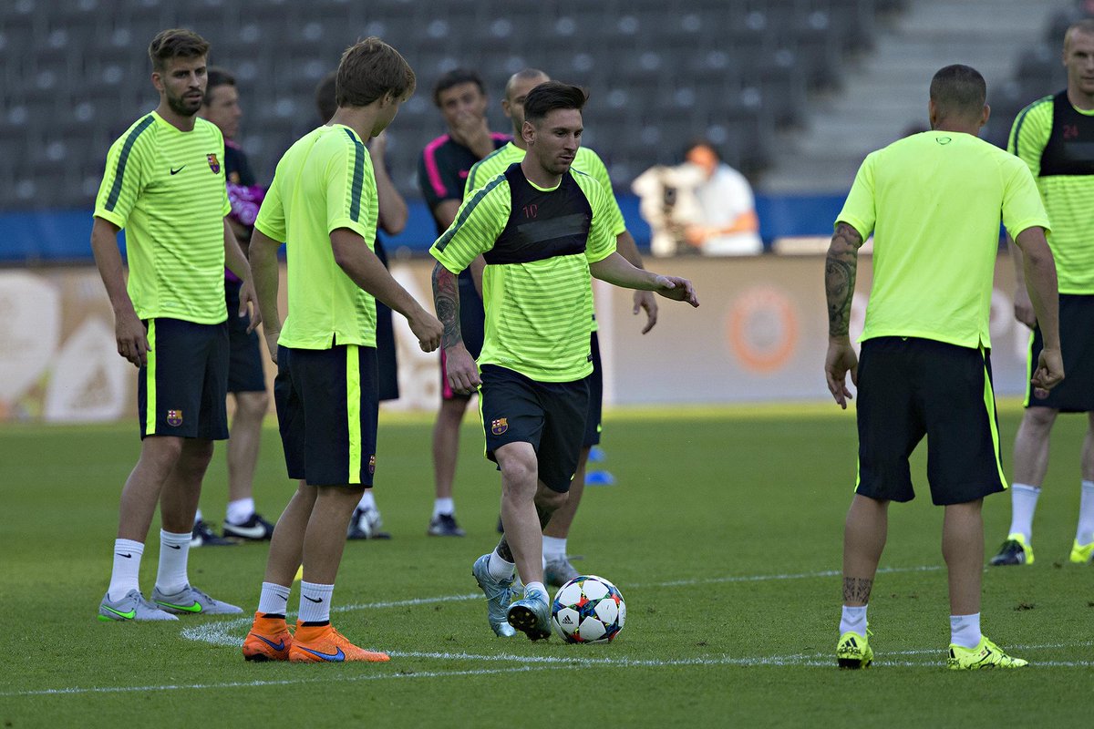 ChampionsLeague's tweet photo. Games: 12 
Mins: 1057 
Goals: 10 
Assists: 5
Europe is expecting: What will Messi do next? 
#UCLfinal http://t.co/KSOM5X7LDi