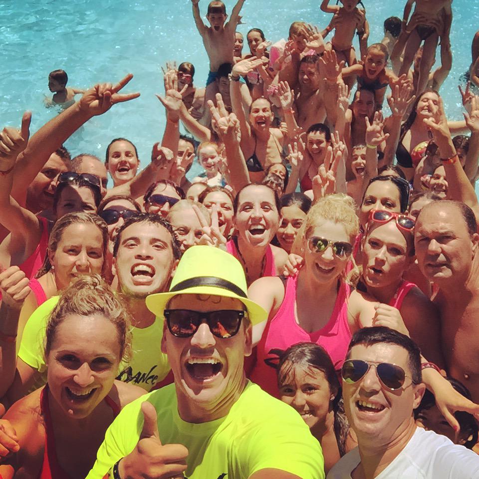 anipmcr's tweet photo. Esta mañana la hemos liado en la piscina! This morning we took over the pool! #comolaliamos #zdance #masterclass http://t.co/4KQpqHxrRn