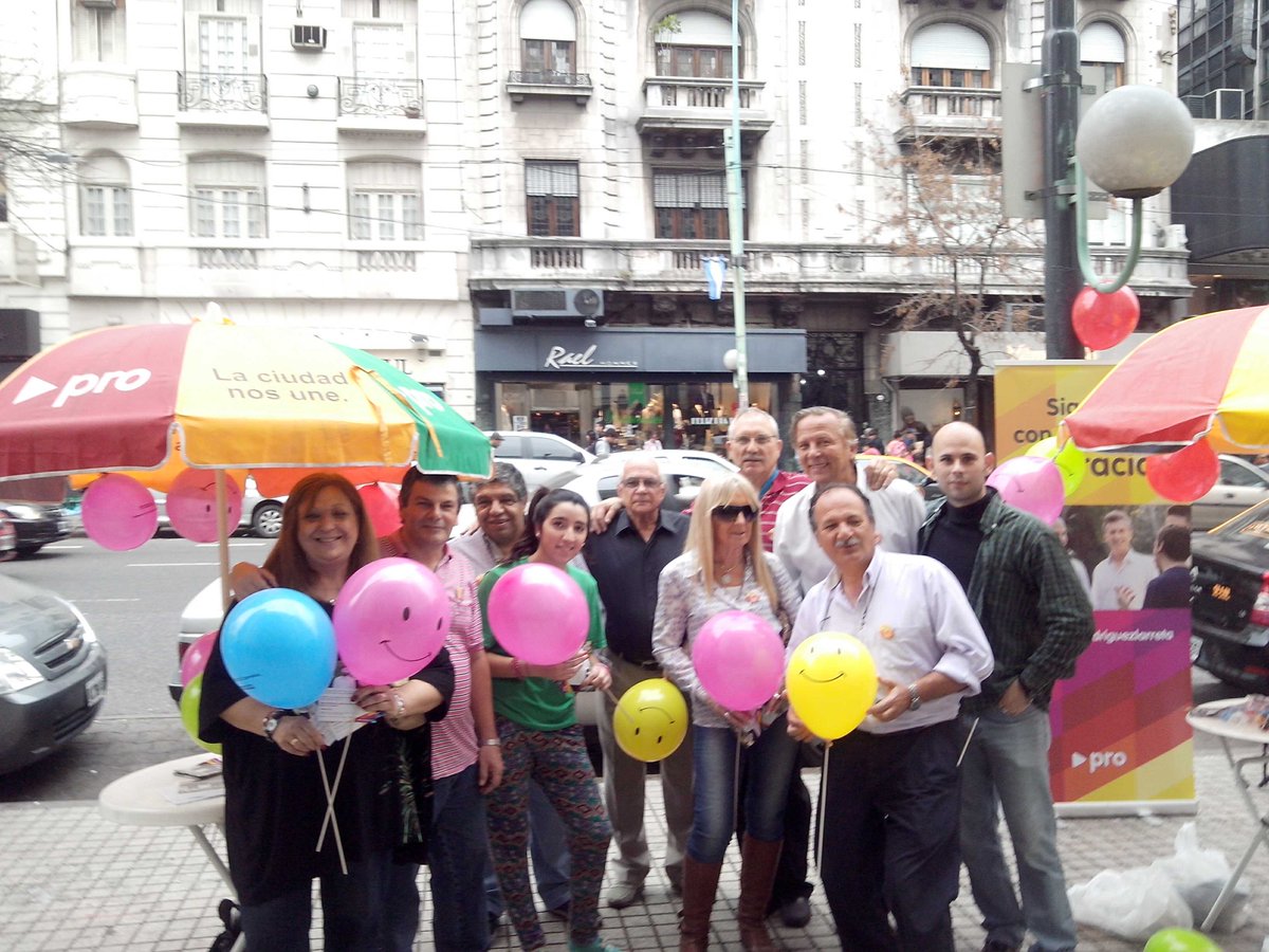 marceiambrich's tweet photo. Voluntarios y militantes #PRO en Acoyte y Rivadavia #SigamosConElCambio @ProCaballito6 @GamboaACarlos @AliciaBesada http://t.co/yfSMofEVhT