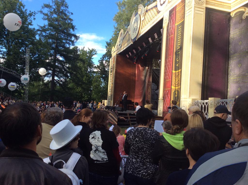 Проникновенно читает стихи Пушкина народный артист России Геннадий Хазанов