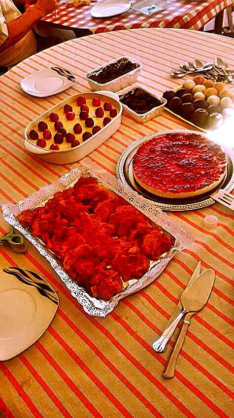 AntonioVizcain4's tweet photo. Y después de la #gachamiga, chorizos, morcillas, cordero, toc...., algo de dulce @AidaViz @tonovizcaino @MariviPardo http://t.co/clM45gQJpU