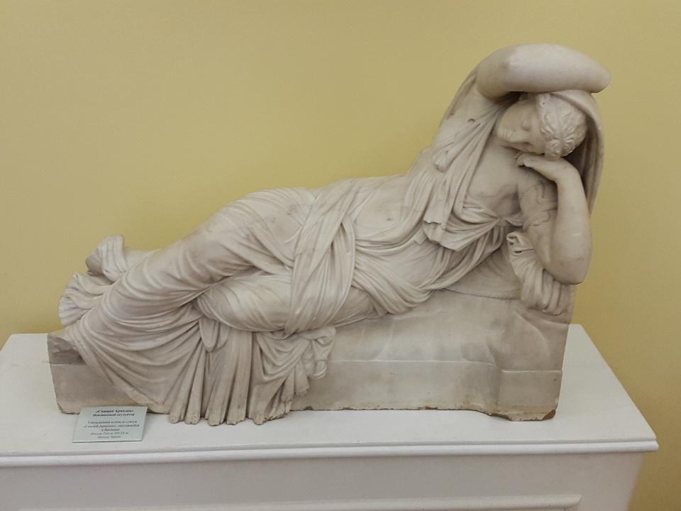 Уменьшенная копия статуи "Спящей Ариадны", оригинал которой находится в Ватикане