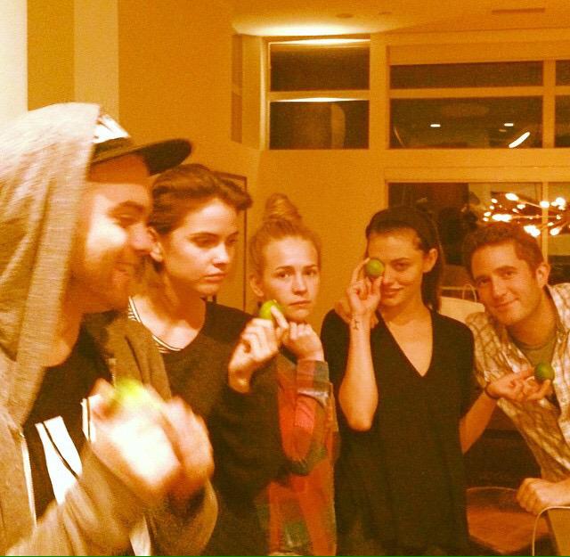g0dzandm0nsterz's tweet photo. BUT MY FUCKING HEART!!!!! 😭😭😭 #bringbackTSC it makes me so happy they're all still close 💘 http://t.co/ekPNcukeBY