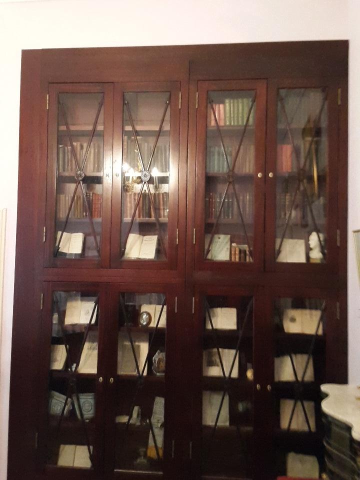 В этом шкафу, например, издания от середины XVIII века. Как и положено представителям элиты, Голицыны любили чтение