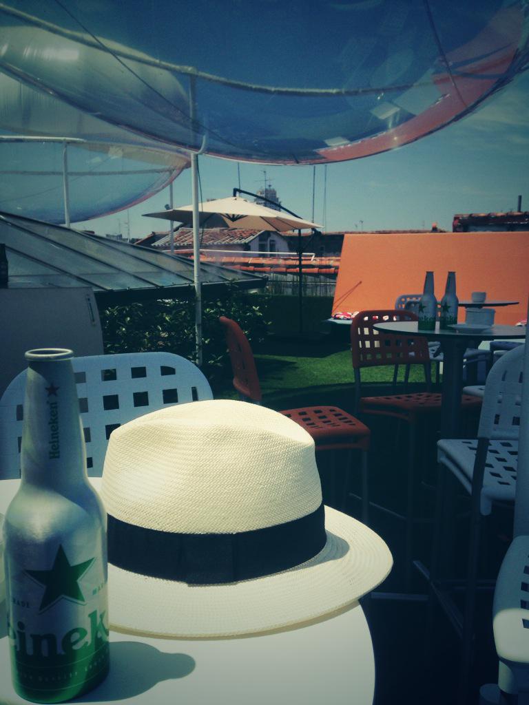 TrazandoPlanes's tweet photo. Y para acabar puedes disfrutar de su terraza entre los tejados de malasaña @CasaDecor http://t.co/v391inPDsK http://t.co/AiVmwPuCxz