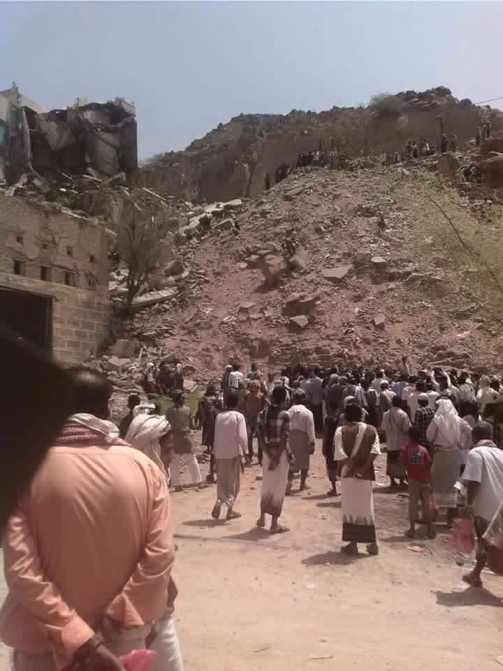 malekalyazidi's tweet photo. #شبوة
اليوم الشيخ صالح بن فريد العولقي من امام ركام بيته يعاهد المجاميع ويقول اننا مستمرون في معركتنا حتئ تحريرالجنوب http://t.co/VG7QRm4iXg