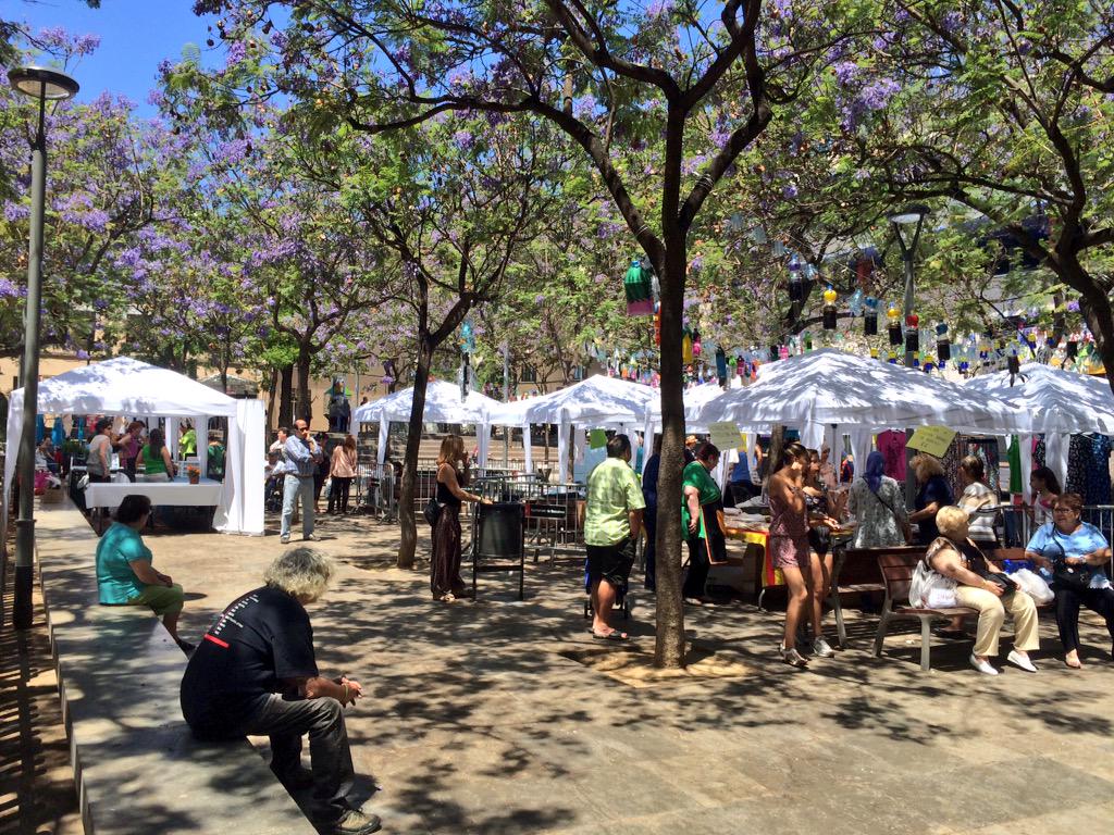 rblasi's tweet photo. El #comerç de #TrinitatVella surt al carrer amb carpes noves! Gràcies per la vostra empenta! #FestaMajor #impulsemBCN http://t.co/5u74Xmcs14