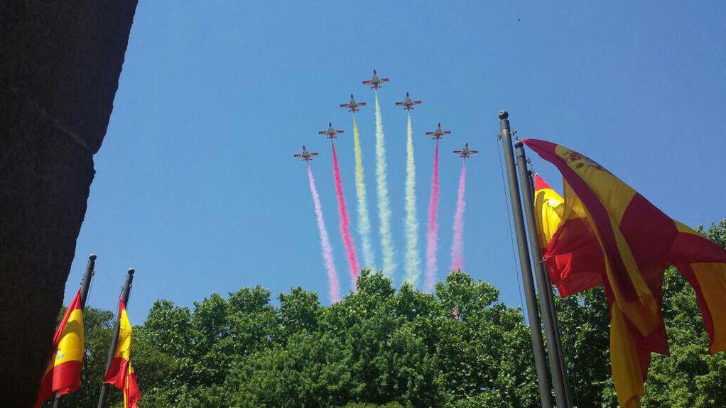 jordimateobcn_'s tweet photo. La @patrullaguila en el día de las #FAS15 por el cielo de Madrid #GraciasMILitares #YoEstoyConLasFAS ¡Viva España! 🇪🇸 http://t.co/GkhhfEGYOM