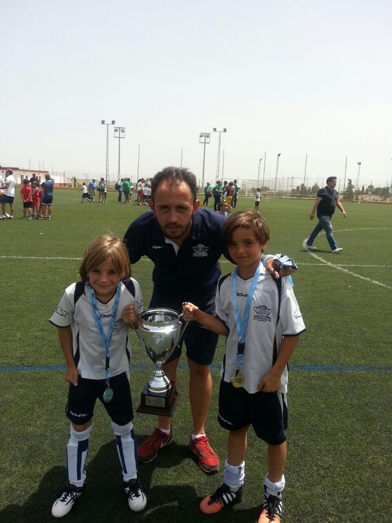 Nuestros entrenador <a href="/jesusmedinavarg/">⚓⚽</a>  con la copa de campeón