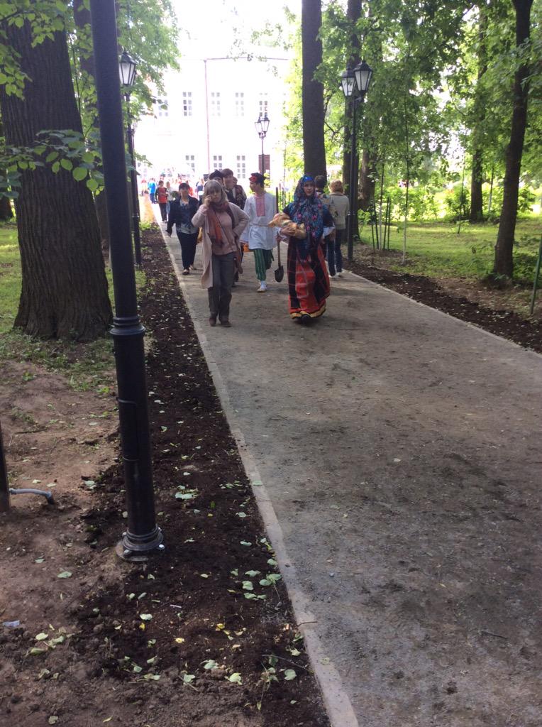 По усадьбе гуляют известные герои произведений Пушкина, с которыми может сфотографироваться любой желающий