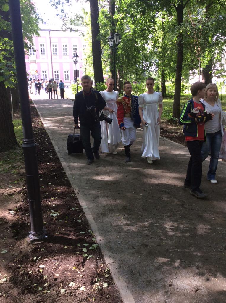 onlinepushkin's tweet photo. По усадьбе гуляют известные герои произведений Пушкина, с которыми может сфотографироваться любой желающий http://t.co/UNP3PjvxJ2