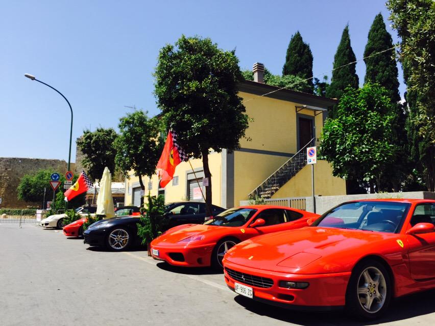 MaglianoMyWay's tweet photo. Le #Ferrari stanno arrivando, tutto pronto per la due giorni del Cavallino! #maglianomyway #maglianointoscana http://t.co/wh3xJnLvId