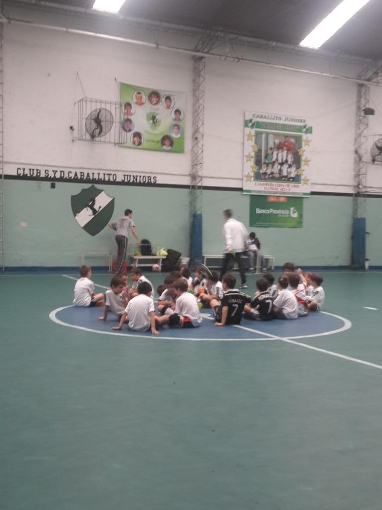 Ustedes se preparan para ver Barcelona vs Juventus mientras yo miro futuro #ChampionsLeagueFinal